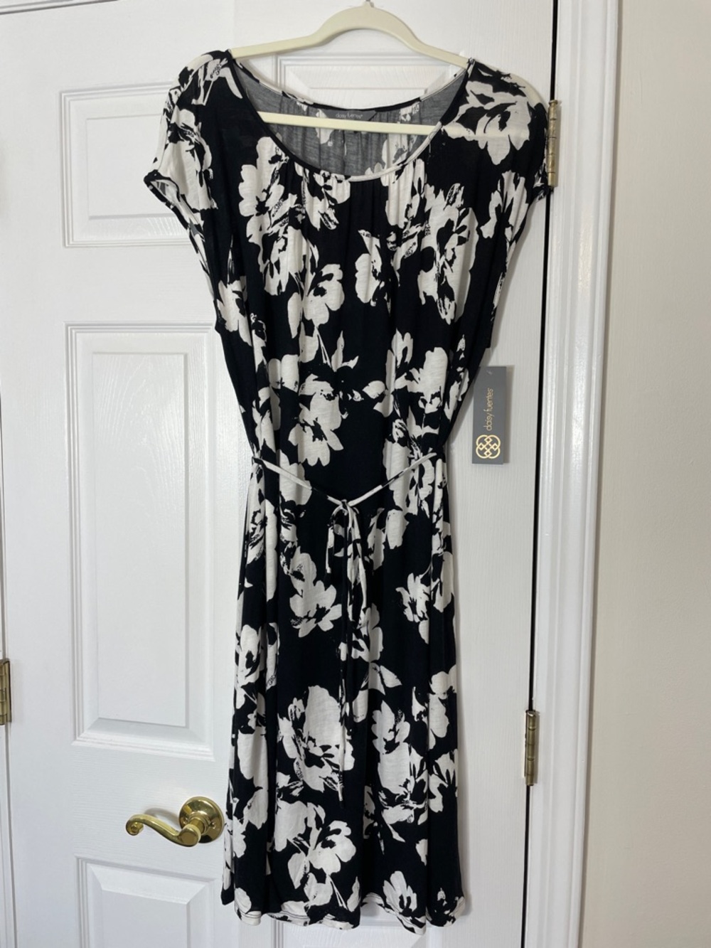 Daisy Fuentes Cap Sleeve Rayon Black/White Floral Tie Belted  Dress, size L, NWT